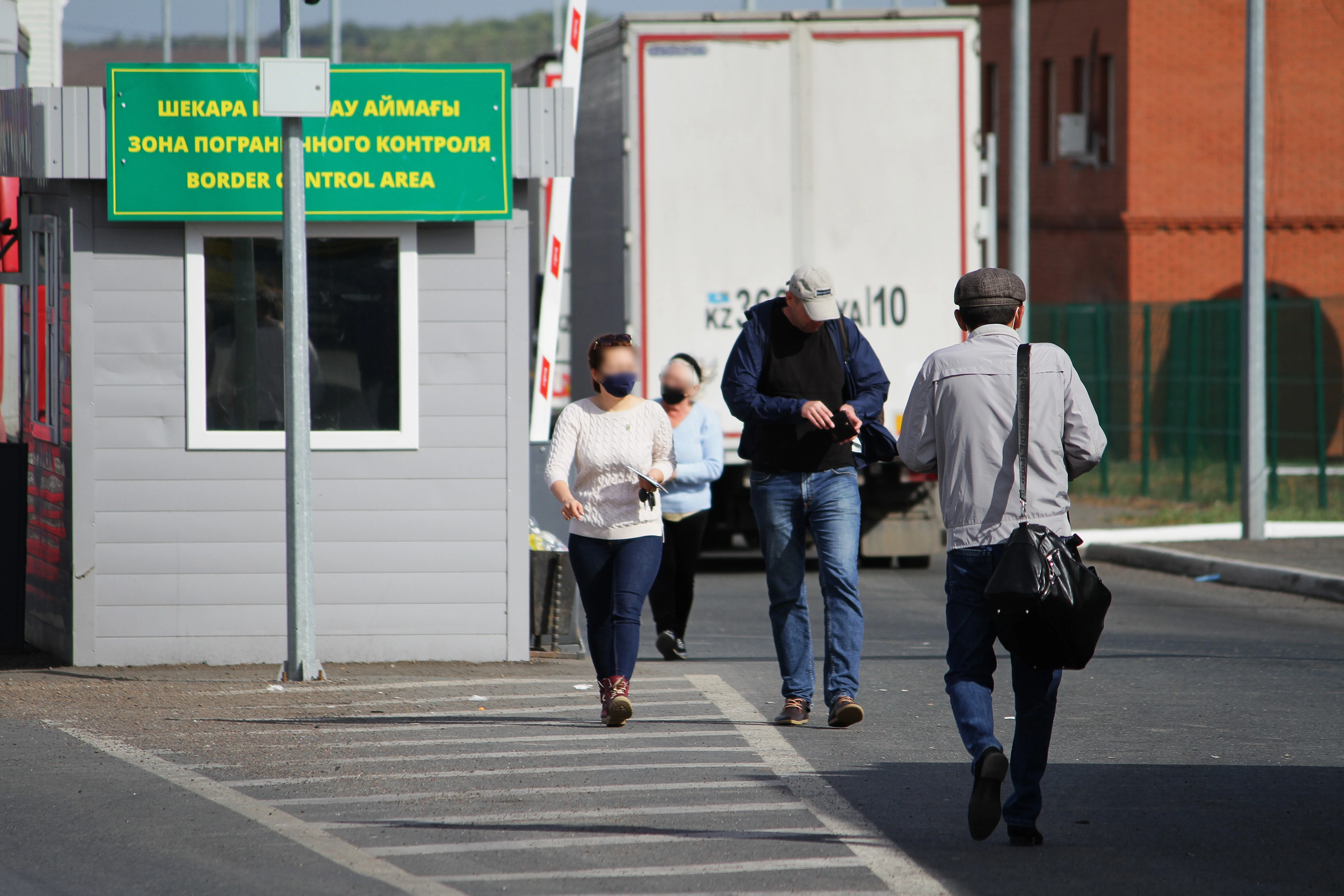 Въезд в Россию по новым правилам: заполнять заявления и регистрироваться не обязательно